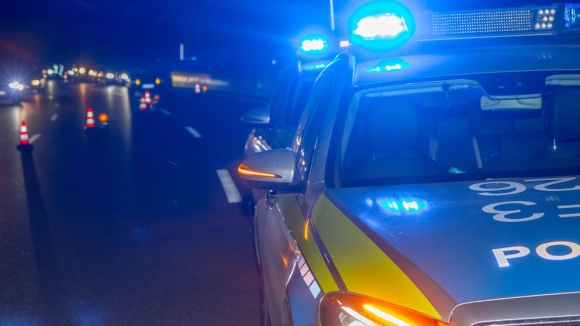 1 Ba Me O Duc De Con Mot Tuoi Lai Xe Tren Cao Toc A6 Khi Dang Luot Dien Thoai