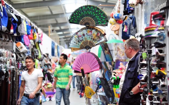 2 Canh Sat Berlin Va Hai Quan Thu Giu Hang Tram Kilogram Phao Hoa Tai Trung Tam Dong Xuan Do Luu Tru Qua Quy Dinh