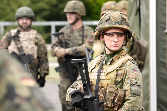 4 Tu Thu Ky Den Cap Tuong Hanh Trinh Phu Nu Gia Nhap Quan Doi Lien Bang Duc