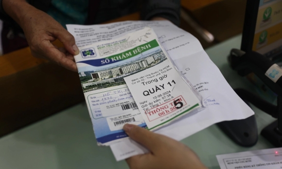 2 Chinh Thuc Tu Nay Nguoi Dan Di Kham Benh Khong Can Xuat Trinh So Giay