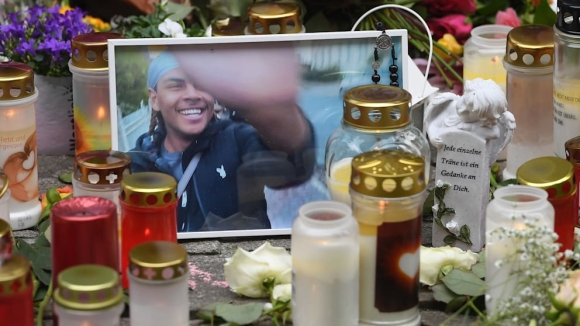 2 Canh Sat Duc Ban Chet Lorenz Tai Oldenburg Nguoi Cha Dau Don Truoc Su Ra Di Cua Con Trai