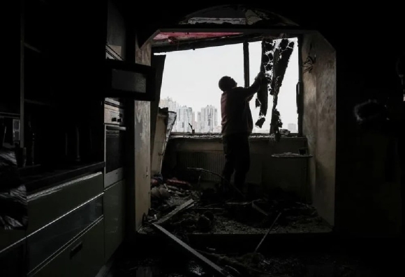 Kiev bị giặc Nga khủng bố giữa mùa đông, người dân gồng mình chống chọi giá lạnh, bóng tối