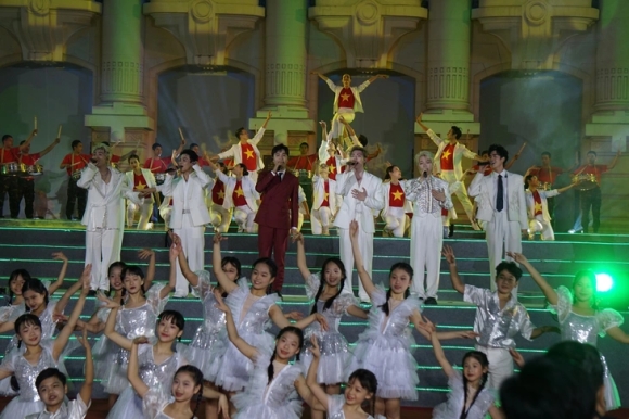 1 Yeu Cau Tham Dinh Chat Che Cac Chuong Trinh Nghe Thuat Co Nguoi Noi Tieng Tren Mang Xa Hoi