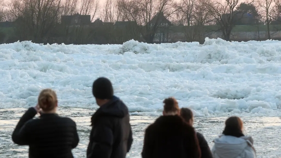 1 Canh Tuong Hiem Gap Nhung Nui Bang Cao Hang Met Xuat Hien Tren Song Elbe