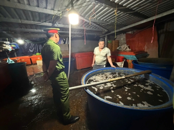 Lời khai rùng mình về 'công thức' ngâm 3.000 tấn ốc vào 500 tấn hóa chất từ chợ Kim Biên