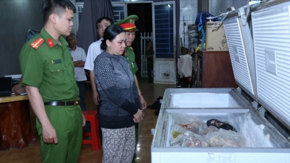 2 Nguoi Phu Nu Mua 12 Tan Heo Benh Chet Roi Ban Ra Thi Truong