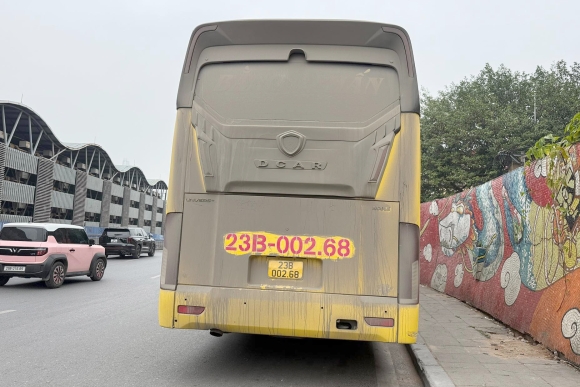 2 O To Dang Chay Bi Bun Dat Che Bien So Tai Xe Co Phai Dung Lai Ngay De Lau Vet Ban