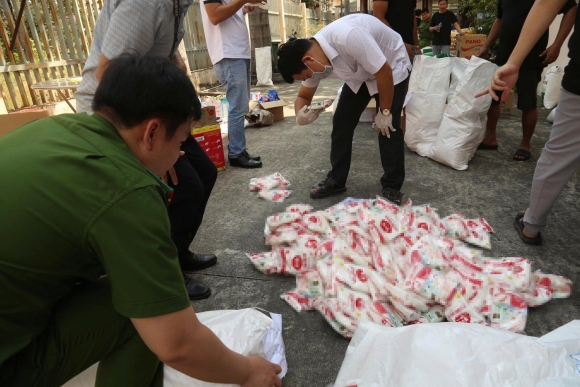 3 Triet Pha Cong Xuong Phu Phep Hang Chuc Tan Bot Ngot Nuoc Mam Bot Giat Gia Tuon Ra Cac Tiem Tap Hoa