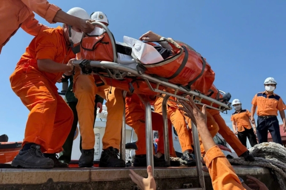 1 Dieu Tau Cuu Hanh Khach Duc Gap Nan Tren Bien