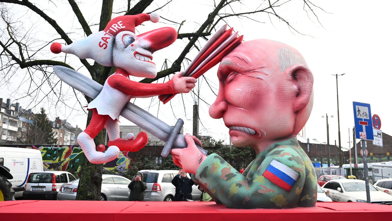 jacques tilly va nhung chiec xe dieu hanh gay tranh cai tai le hoi rosenmontagszug dsseldorf 2026