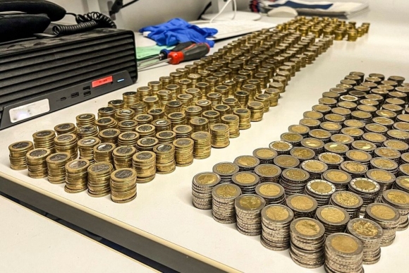 1 Canh Sat Berlin Bat Giu Cap Doi Dung Xe Day Tre Em De Tau Tan Hang Nghin Euro Tien Xu