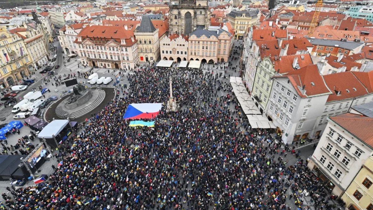 1 Hang Nghin Nguoi Do Ve Quang Truong Trung Tam Praha Ky Niem 4 Nam Nga Xam Luoc Ukraine