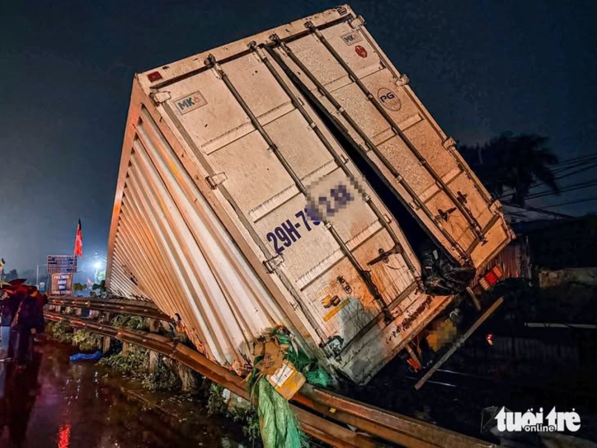 2 Tau Hoa Tong Xe Tai Chan Ngang Duong Sat 2 Nguoi Thuong Vong O Ha Noi