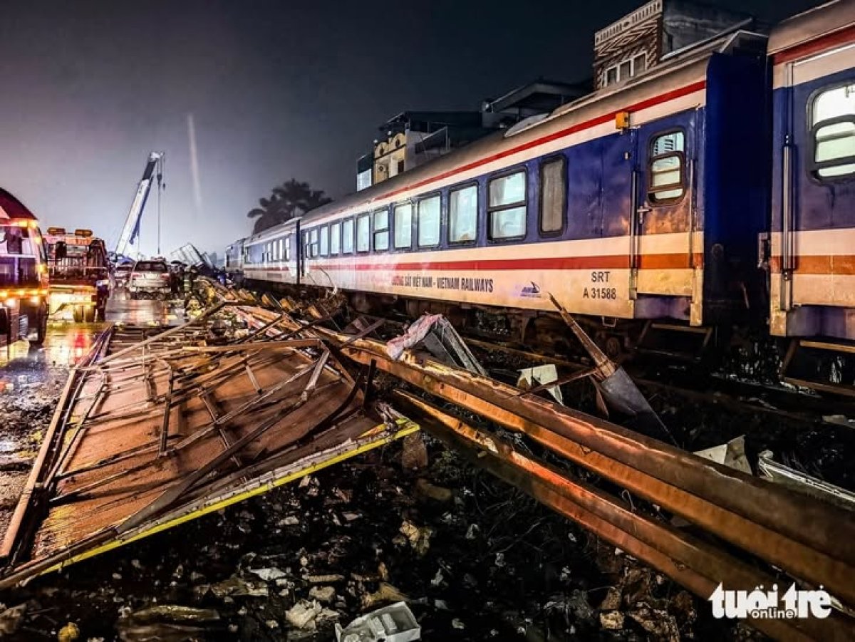 3 Tau Hoa Tong Xe Tai Chan Ngang Duong Sat 2 Nguoi Thuong Vong O Ha Noi