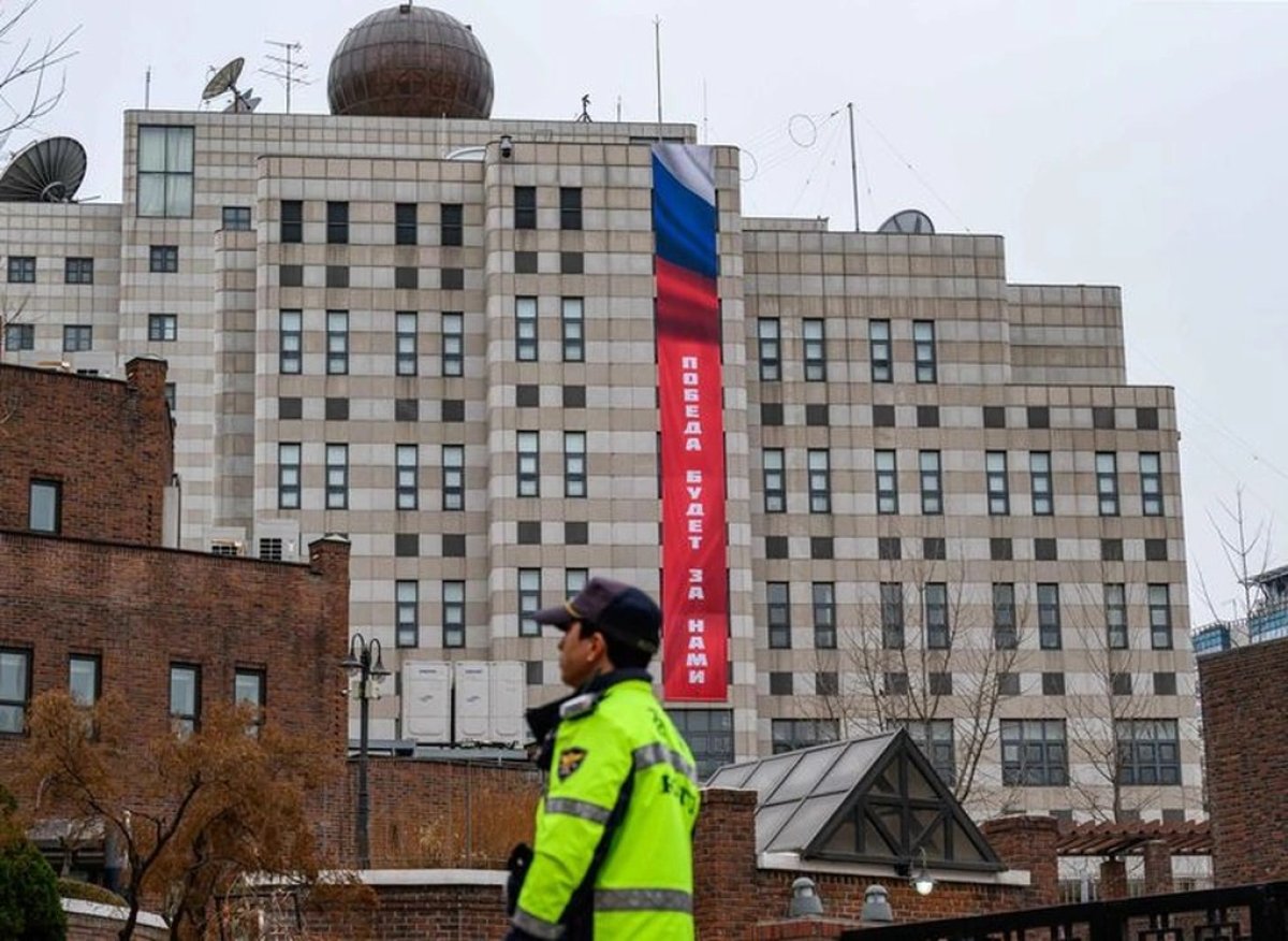 Nga gỡ biểu ngữ chiến thắng ở đại sứ quán sau phản đối từ Hàn Quốc