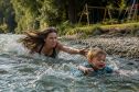 Người mẹ trẻ nguy kịch sau khi lao xuống dòng Neckar ở Đức cứu con trai 2 tuổi