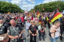 4.000 người biểu tình phản đối chính phủ liên bang tại cổng Brandenburg, Berlin