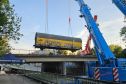 Tai nạn kinh hoàng ở München: Tàu hàng va chạm, một người tử vong, toa tàu rơi từ cầu