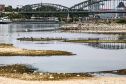 Sông Rhein tại Köln chạm mực nước thấp kỷ lục, vận tải thủy châu Âu thêm căng thẳng