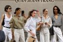 Quần jeans trắng: Món đồ được xem là chuẩn phong cách old money nơi công sở, hè nào cũng được giới thời trang "lăng xê"