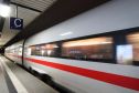 Mẹ xuống tàu hút thuốc, hai con nhỏ một mình trên chuyến ICE về Stuttgart