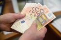 Người vô gia cư ở Ý phát tiền cho người đi đường, cảnh sát thu giữ 4.000 euro