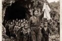 Giữa lằn ranh sinh tử, cô giáo thì thầm: 'Hãy sống!' – Bài học lay động lòng người từ chiến tranh