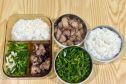 Những khay cơm "không bán trú" khiến hội phụ huynh Hà Nội xuýt xoa: Gói gọn cả 1 trời yêu thương