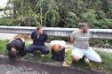 Nhóm người nước ngoài giả vờ mua vàng, lén lấy 3 vòng kiềng rồi bỏ chạy