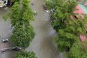 Nước tràn xuống hầm chung cư ào ào như thác, xe trong hầm ngập nặng
