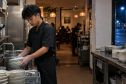 Hơn 10 giờ đêm ở Đức, tôi gặp một du học sinh Việt đang cặm cụi rửa từng chồng bát