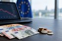 Euro rơi xuống đáy 17 tháng giữa lo ngại nợ công Pháp và bất ổn chính trị