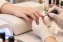 Làm nail gel thường xuyên: Cảnh giác với dị ứng và tổn thương móng!