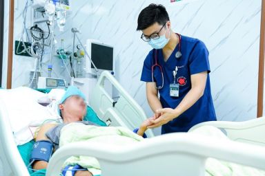 Tắm ngay sau khi đi nắng: Thói quen nguy hiểm dễ gây đột quỵ