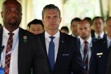 Ông Hegseth lại gạch tên loạt sĩ quan nữ và người da màu khỏi danh sách thăng cấp