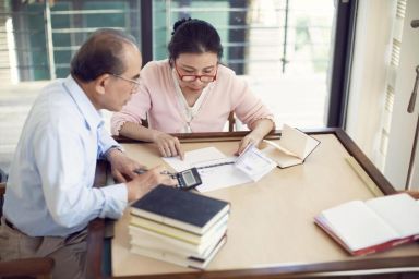 Lương hưu 14 triệu đồng cũng không chống lại được cảnh "tuổi già bận cháu": Tháng nào cũng hết, chẳng giữ được đồng dưỡng già