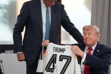 Chiến lược phía sau món quà sinh nhật muộn Thủ tướng Đức tặng ông Trump
