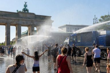 Cảnh sát Berlin dùng xe phun nước giải nhiệt giữa nắng nóng kỷ lục