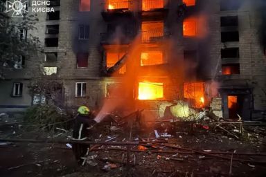 Kyiv rúng động sau đêm mưa bom lửa đạn: 13 người thiệt mạng, hơn 90 người bị thương