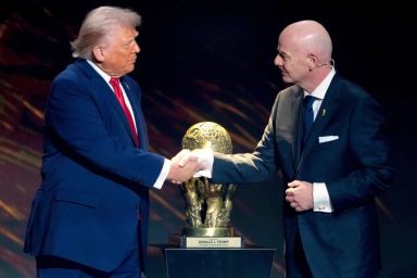 Nhóm nghị sĩ châu Âu đề nghị điều tra Chủ tịch FIFA