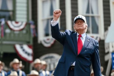 Trump và những tuyên bố đầu tư hàng tỷ USD trước khi thỏa thuận hoàn tất