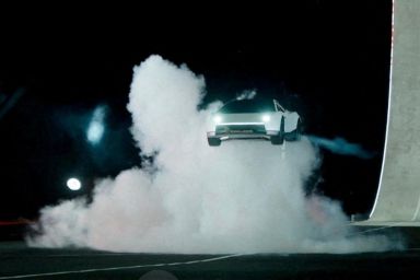 Tesla ra mắt ô tô bay, nhào lộn trên không trung như phim viễn tưởng