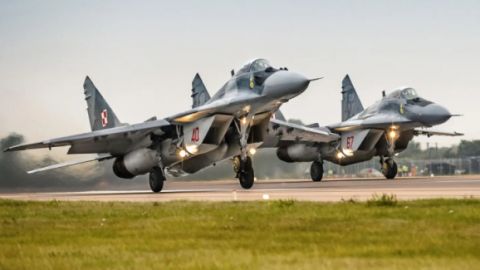 Mỹ “bật đèn xanh” để NATO đưa máy bay chiến đấu đến Ukraine
