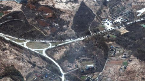 Vì sao đoàn xe khổng lồ dài 64km của Nga nằm 'chết dí' gần Kiev, Ukraine không dội bom tiêu diệt sạch?