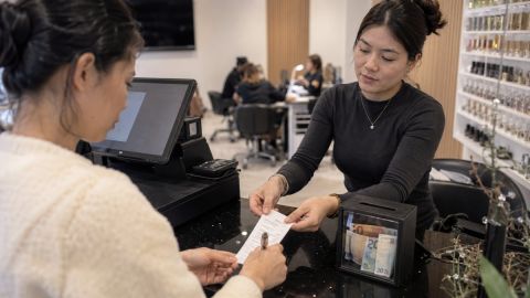 Quy tắc vàng về tiền tip ở Đức: làm đúng ngay từ đầu, Finanzamt khó “bắt lỗi”
