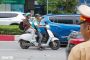 Loạt tài xế xe ôm công nghệ dùng điện thoại, đeo tai nghe bị CSGT xử phạt