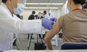 Người Nhật làm quen với cách tiêm kiểu mới trong chiến dịch vaccine COVID-19