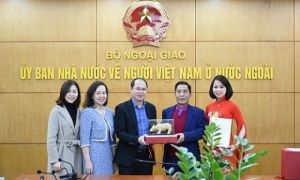 Trao quà tặng của Thủ tướng Chính phủ cho người Việt tại CH. Czech