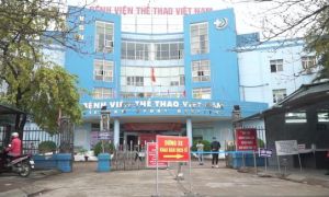 Hà Nội: Không khai báo y tế, tài xế lao thẳng ô tô vào bệnh viện
