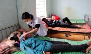 Cả làng ở Kon Tum có 3 người chết, 21 người nhập viện với cùng triệu chứng